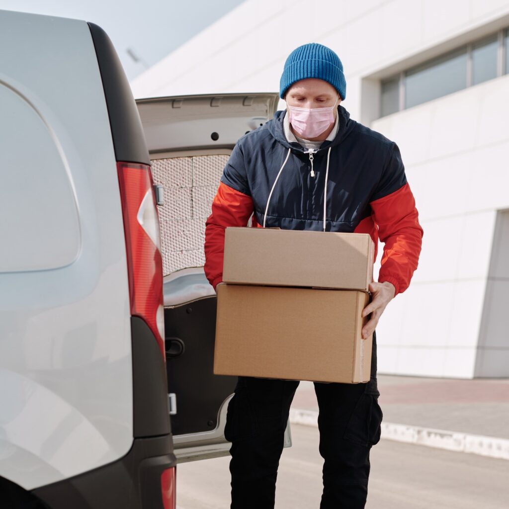Empleado de Temma Freight descargando cajas de la van de entregas.