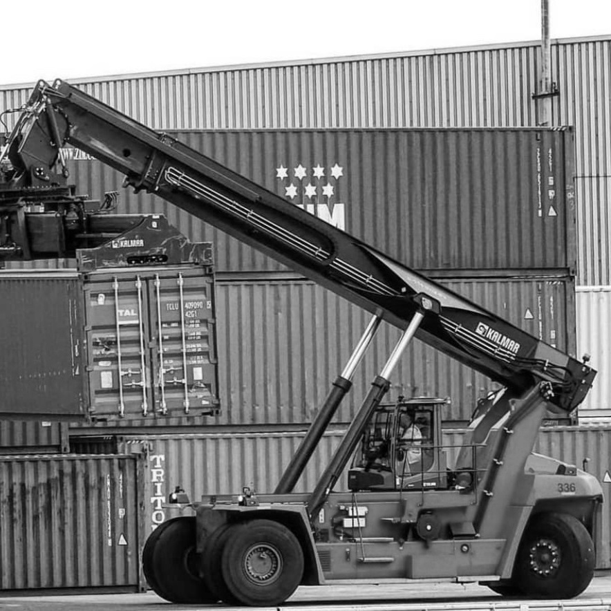 Equipo pesado de isamiento de contenedores de Temma Freight. Nuestro Brazo de logistica y flete