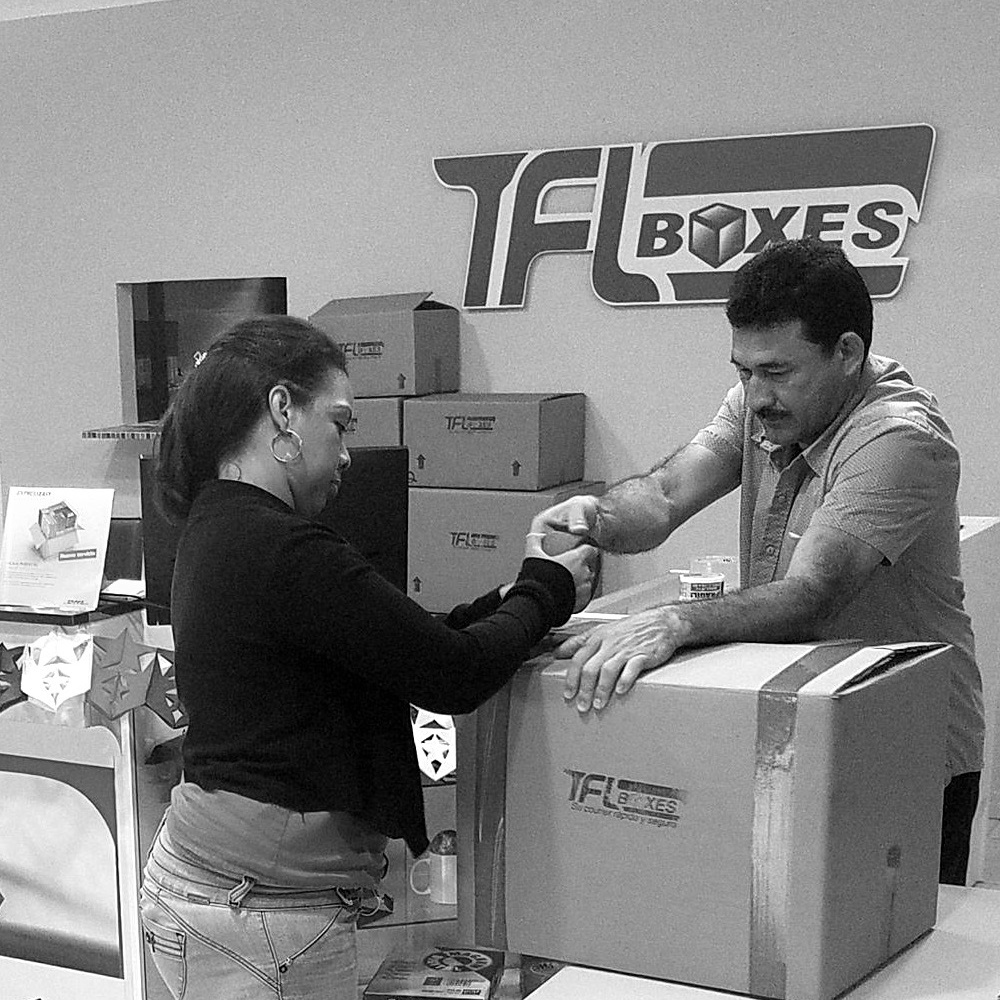 Cliente recibiendo paquetes internacionales.