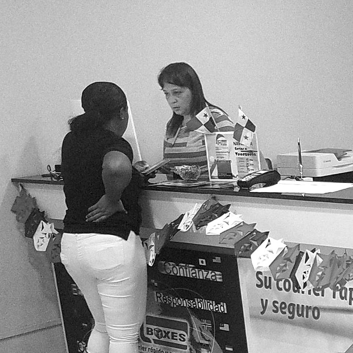 Oficina de Temma Freight en Colon, Panama. Cliente cotizando flete