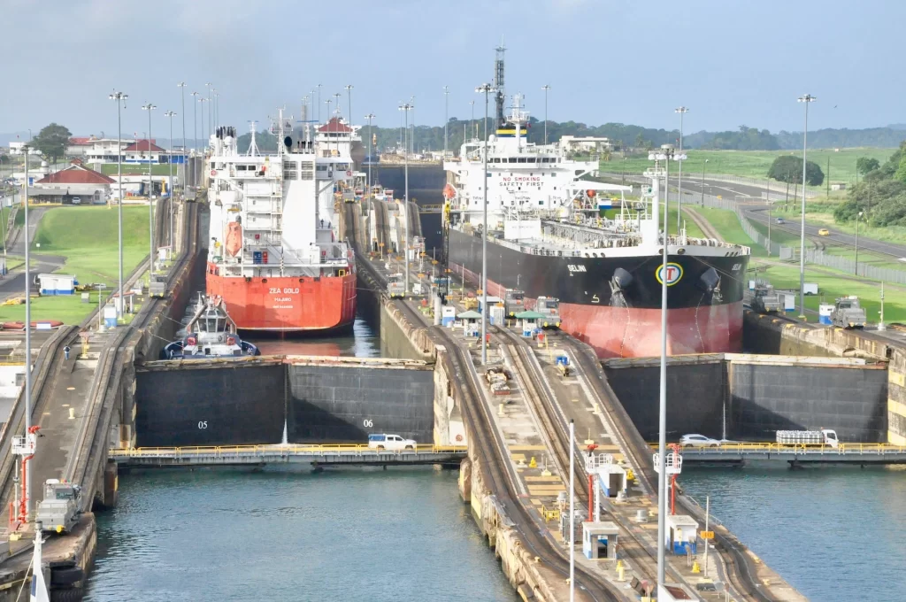 Buques de carga internacional cruzando el Canal de Panama