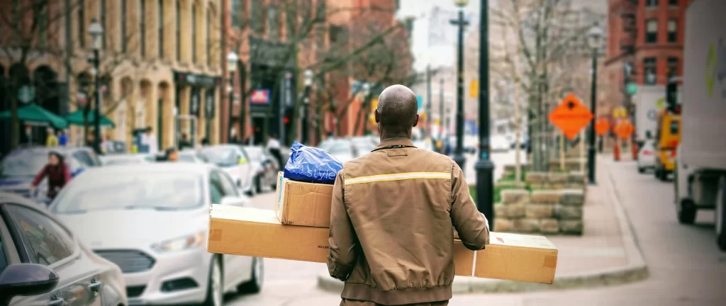 Trabajador de Temma entregando paquetes a domicilio